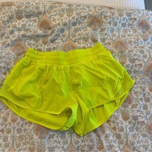 Lululemon 2.5” Hotty hot shorts